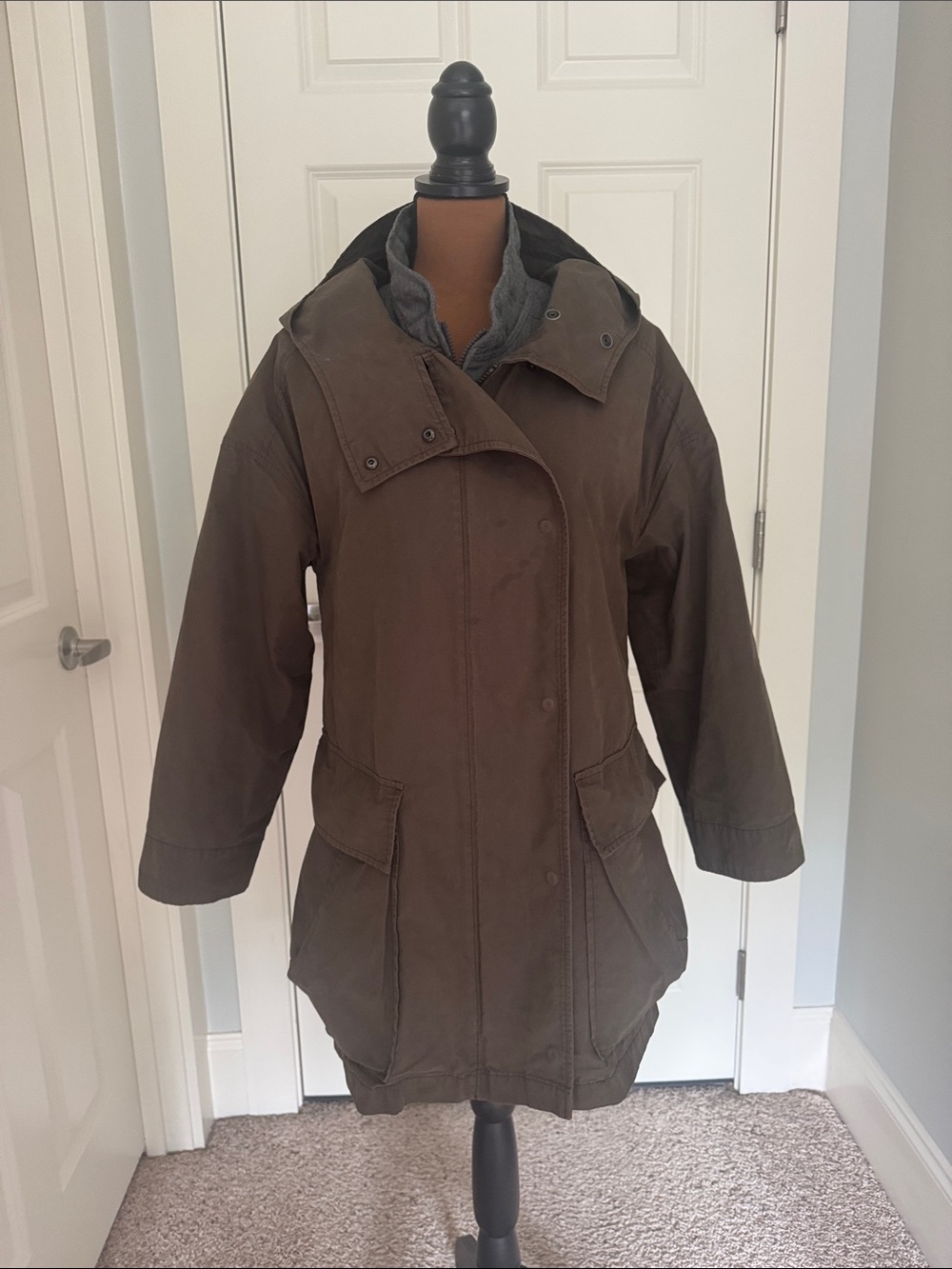 Oska water-resistant jacket with full quilted, removable liner.  Fits to US 12!